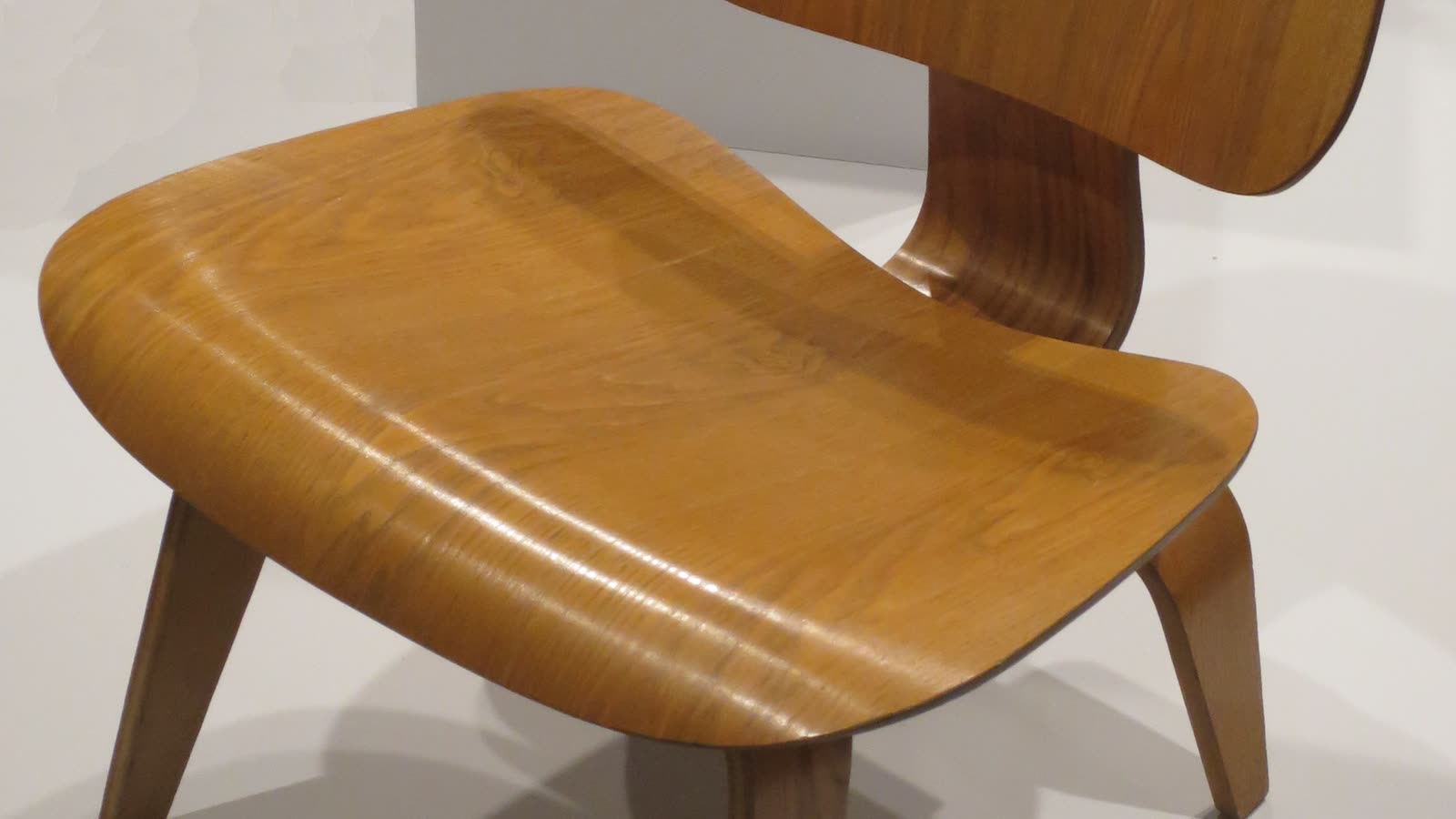Houten loungestoel van Charles en Ray Eames (voorlopig beeld, Wikimedia Commons)
